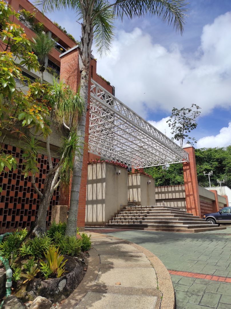 Se vende rendidor apartamento en conjunto bien mantenido, con muy buenas iluminacin y vista. Ubicado en zona muy tranquila, a distancia peatonal muy conveniente del C.C. Terrazas y C.C Lomas de La Lagunita.