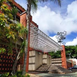 Se vende rendidor apartamento en conjunto bien mantenido, con muy buenas iluminacin y vista. Ubicado en zona muy tranquila, a distancia peatonal muy conveniente del C.C. Terrazas y C.C Lomas de La Lagunita.