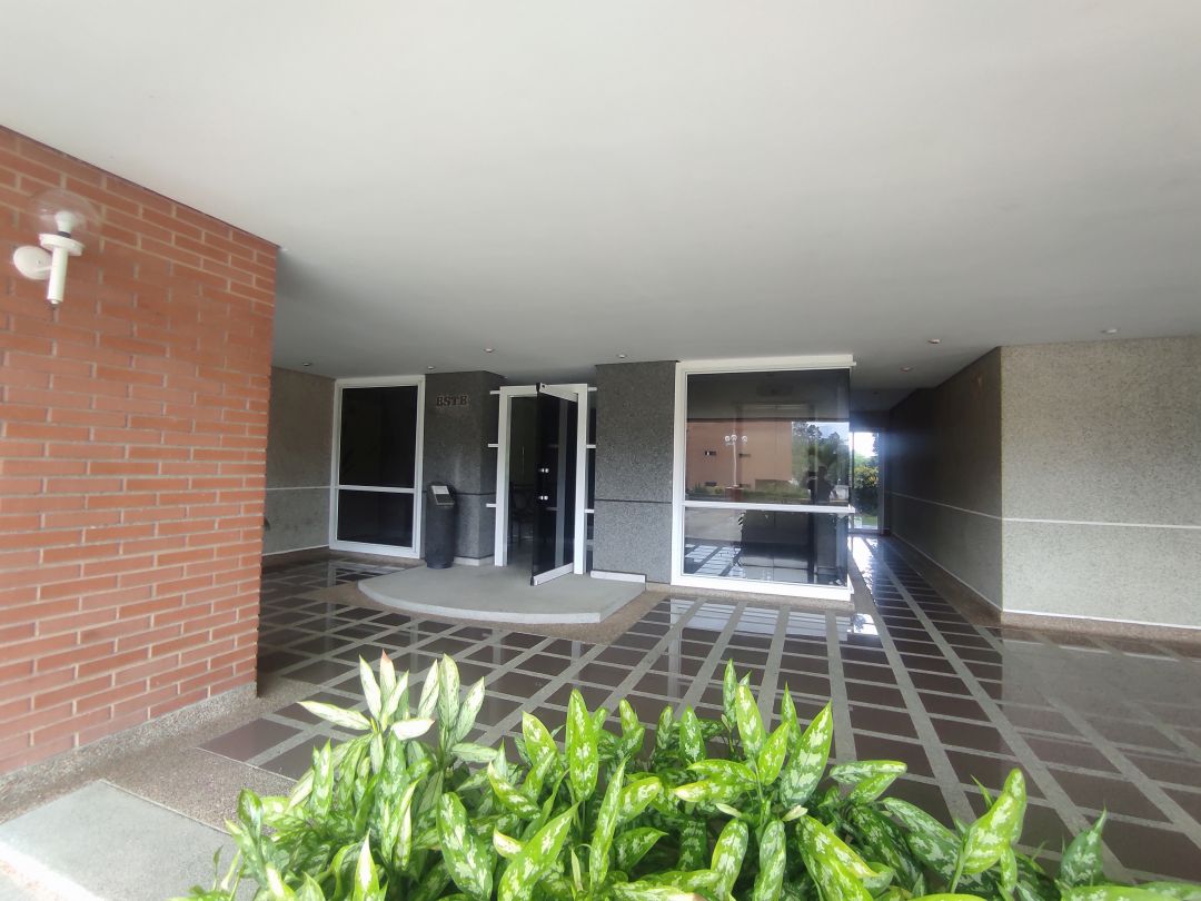 Se vende rendidor apartamento en conjunto bien mantenido, con muy buenas iluminacin y vista. Ubicado en zona muy tranquila, a distancia peatonal muy conveniente del C.C. Terrazas y C.C Lomas de La Lagunita.