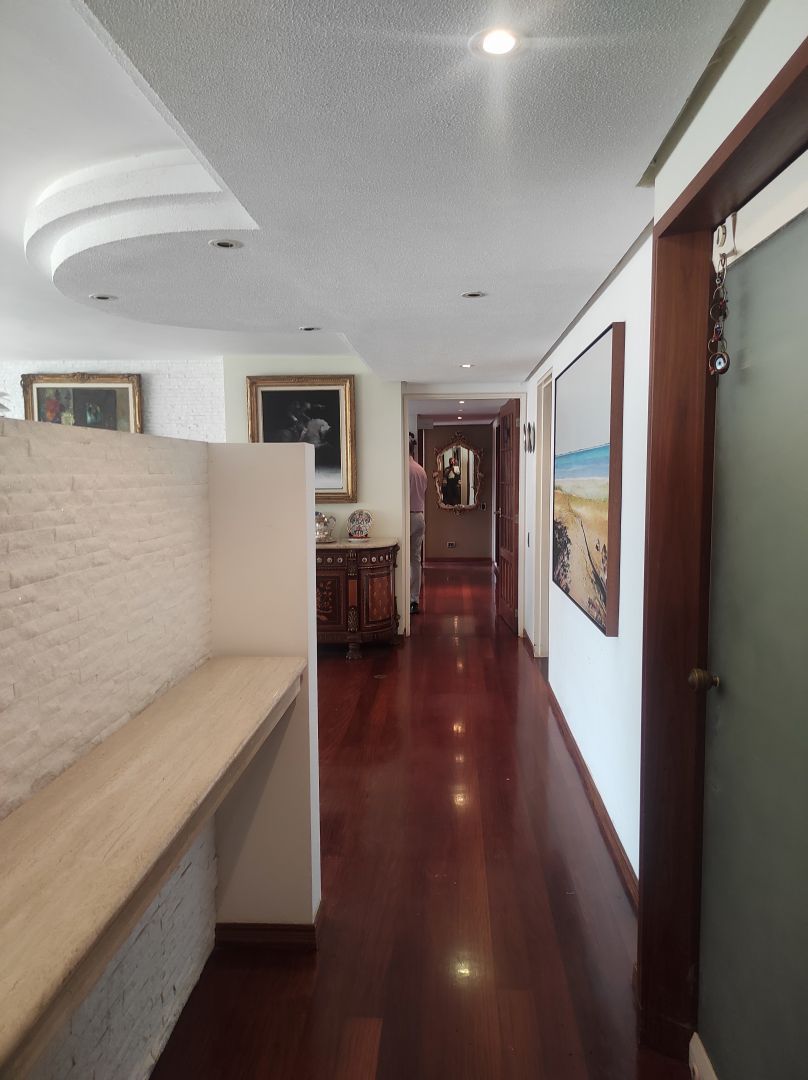 Se vende rendidor apartamento en conjunto bien mantenido, con muy buenas iluminacin y vista. Ubicado en zona muy tranquila, a distancia peatonal muy conveniente del C.C. Terrazas y C.C Lomas de La Lagunita.