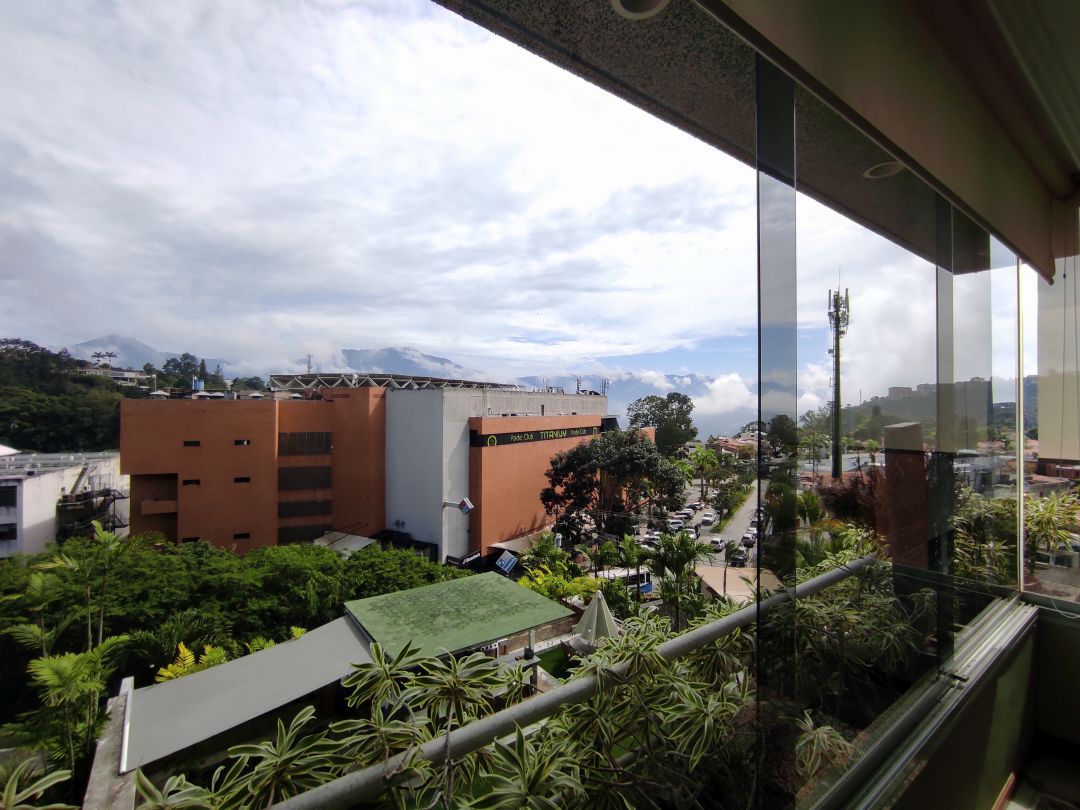 Se vende rendidor apartamento en conjunto bien mantenido, con muy buenas iluminacin y vista. Ubicado en zona muy tranquila, a distancia peatonal muy conveniente del C.C. Terrazas y C.C Lomas de La Lagunita.