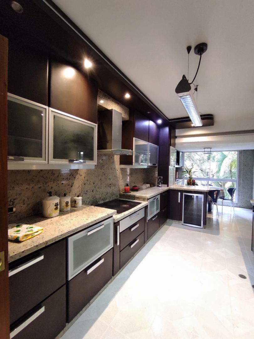 Se vende rendidor apartamento en conjunto bien mantenido, con muy buenas iluminacin y vista. Ubicado en zona muy tranquila, a distancia peatonal muy conveniente del C.C. Terrazas y C.C Lomas de La Lagunita.