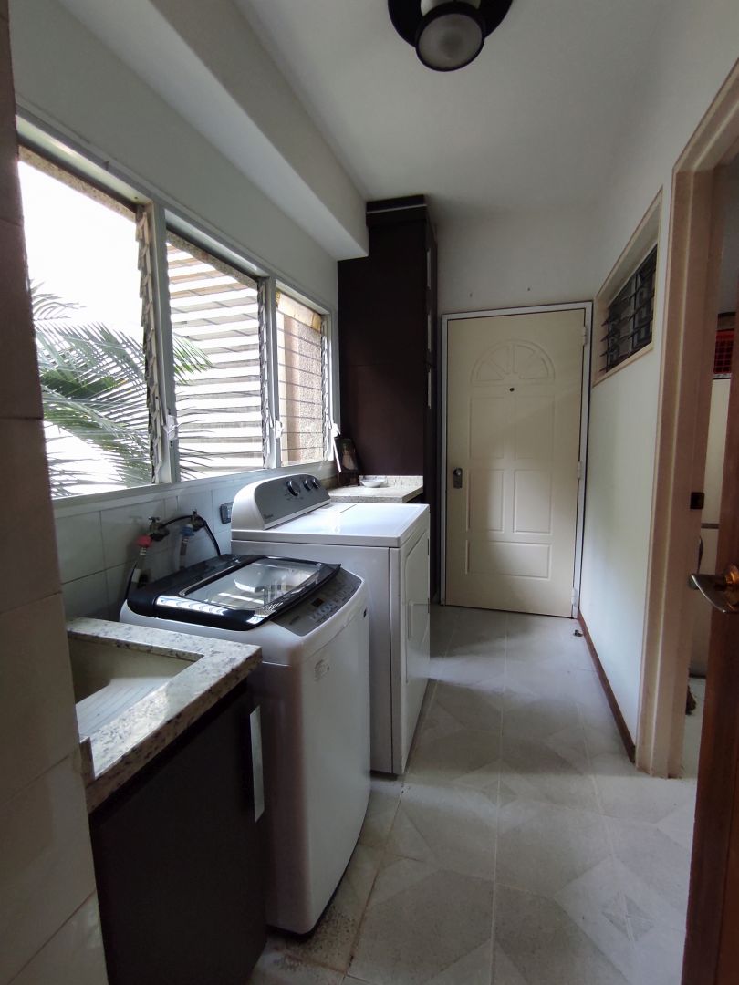 Se vende rendidor apartamento en conjunto bien mantenido, con muy buenas iluminacin y vista. Ubicado en zona muy tranquila, a distancia peatonal muy conveniente del C.C. Terrazas y C.C Lomas de La Lagunita.