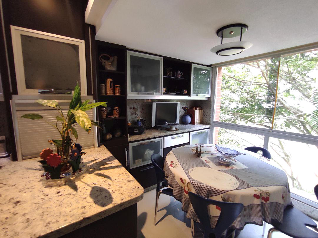 Se vende rendidor apartamento en conjunto bien mantenido, con muy buenas iluminacin y vista. Ubicado en zona muy tranquila, a distancia peatonal muy conveniente del C.C. Terrazas y C.C Lomas de La Lagunita.