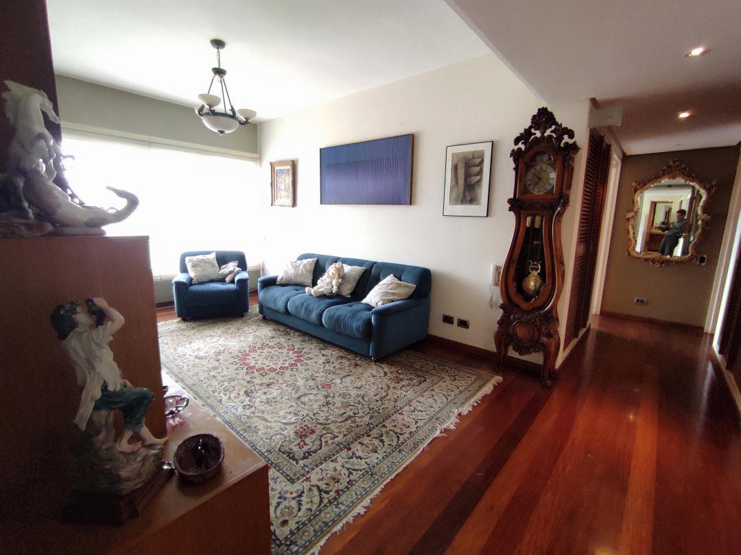 Se vende rendidor apartamento en conjunto bien mantenido, con muy buenas iluminacin y vista. Ubicado en zona muy tranquila, a distancia peatonal muy conveniente del C.C. Terrazas y C.C Lomas de La Lagunita.