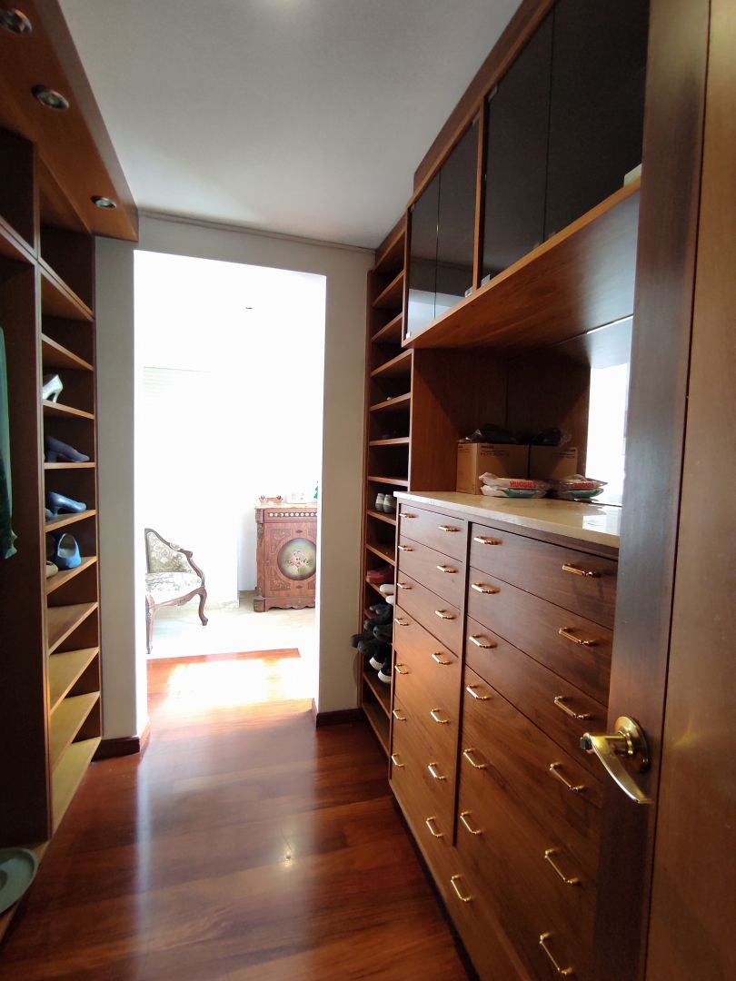 Se vende rendidor apartamento en conjunto bien mantenido, con muy buenas iluminacin y vista. Ubicado en zona muy tranquila, a distancia peatonal muy conveniente del C.C. Terrazas y C.C Lomas de La Lagunita.