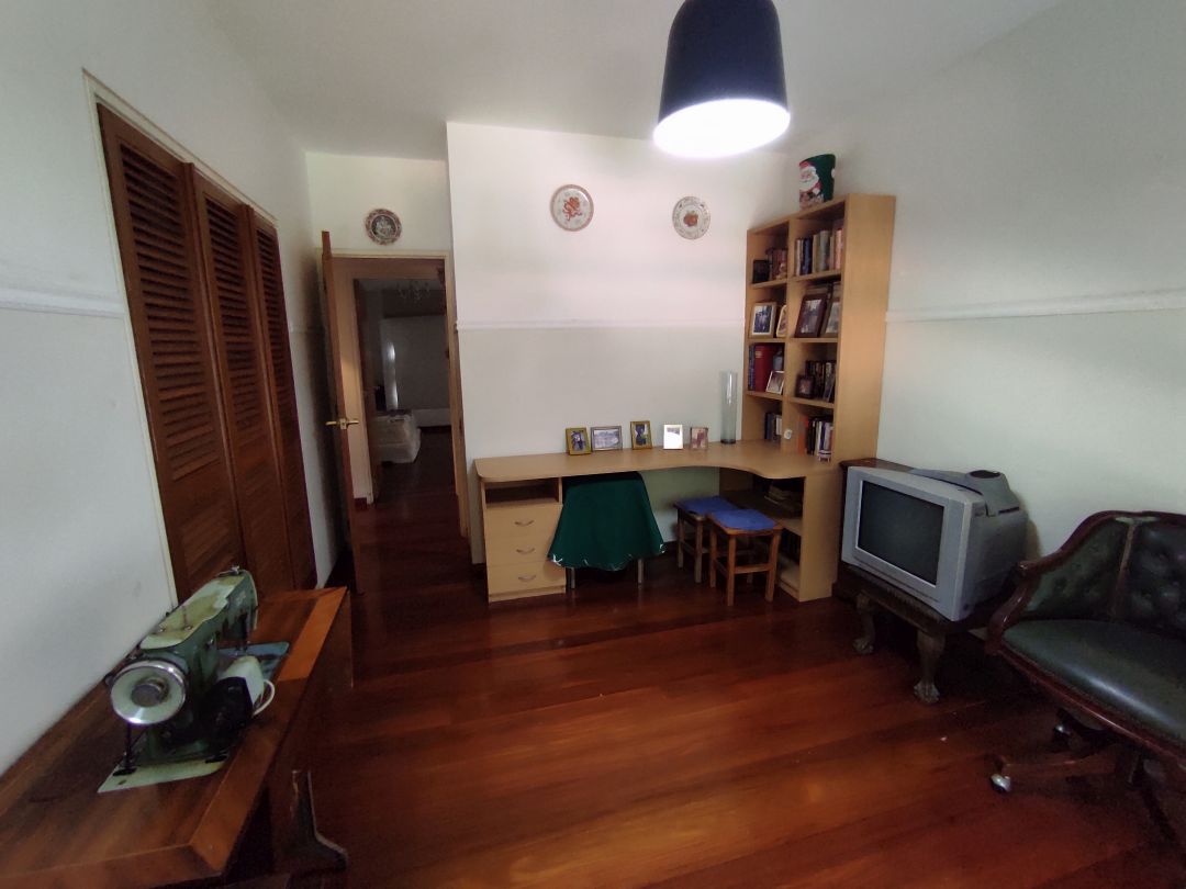 Se vende rendidor apartamento en conjunto bien mantenido, con muy buenas iluminacin y vista. Ubicado en zona muy tranquila, a distancia peatonal muy conveniente del C.C. Terrazas y C.C Lomas de La Lagunita.