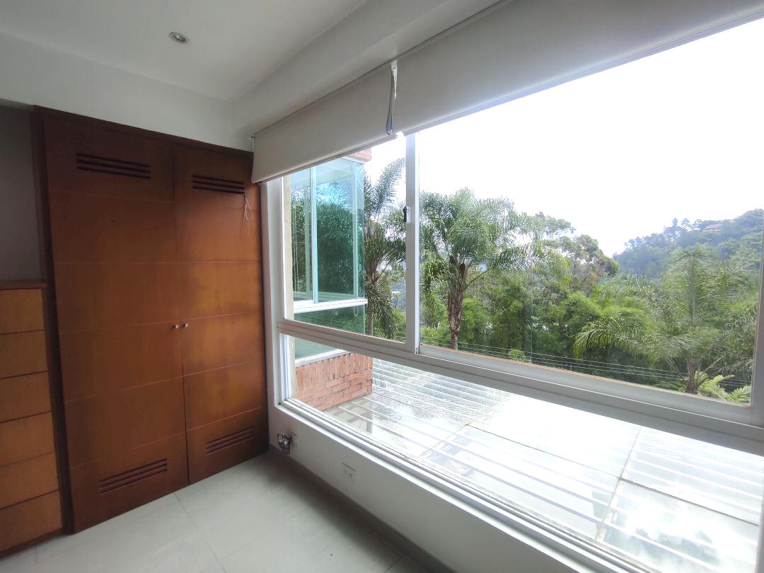 Venta apartamento en Los Bamb�es, La Boyera parte alta. Excelente conjunto ubicado en calle terminal con control de acceso, estricta seguridad. Zona muy tranquila con clima de monta�a y vistas panor�micas.