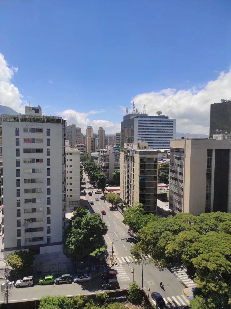 Venta apartamento en Los Palos Grandes, muy bien ubicado, frente al Centro Plaza, precio de oportunidad, para remodelar, todo a distancia peatonal!