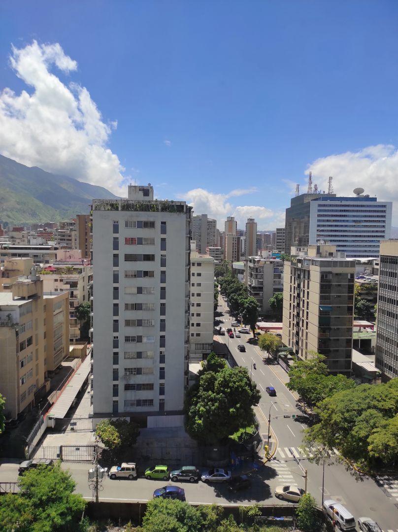 Venta apartamento en Los Palos Grandes, muy bien ubicado, frente al Centro Plaza, precio de oportunidad, para remodelar, todo a distancia peatonal!