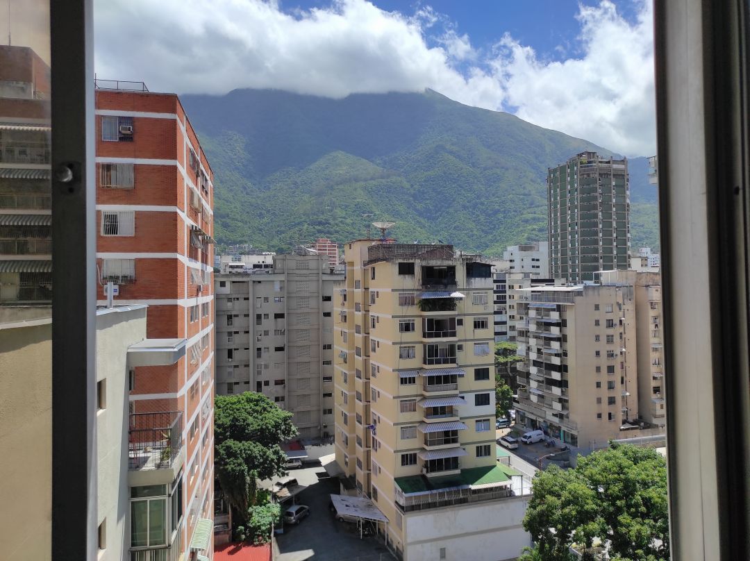 Venta apartamento en Los Palos Grandes, muy bien ubicado, frente al Centro Plaza, precio de oportunidad, para remodelar, todo a distancia peatonal!