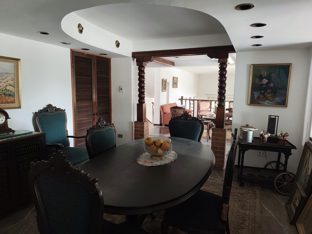 Venta Casa en Santa Marta, Caracas, para remodelar, excelente ubicacin en urbanizacin cerrada con control de acceso.