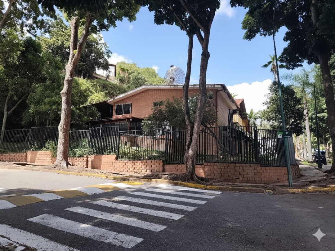 Venta Casa en Santa Marta, Caracas, para remodelar, excelente ubicacin en urbanizacin cerrada con control de acceso.