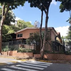 Venta Casa en Santa Marta, Caracas, para remodelar, excelente ubicacin en urbanizacin cerrada con control de acceso.