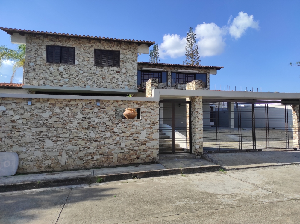 Venta Casa en Lomas de La Lagunita, excelente y segura urbanizacin, casa muy agradable con amplias reas sociales y habitaciones.