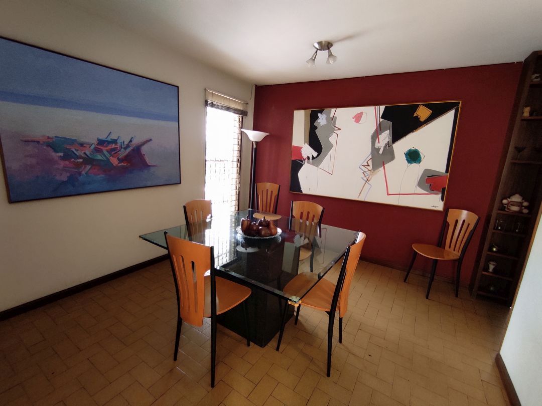 Venta Casa en Colinas de Santa Mnica, excelente oportunidad, edificacin de niveles, muy funcional, para remodelar, con vista sobre toda la ciudad.