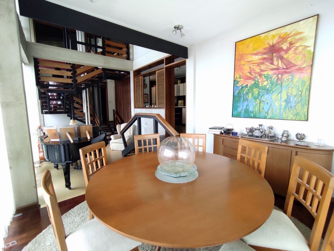 Venta Casa en Colinas de Santa Mnica, excelente oportunidad, edificacin de niveles, muy funcional, para remodelar, con vista sobre toda la ciudad.