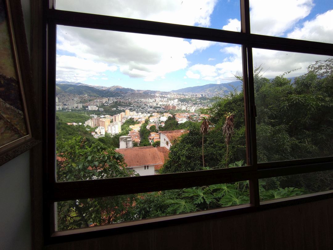 Venta Casa en Colinas de Santa Mnica, excelente oportunidad, edificacin de niveles, muy funcional, para remodelar, con vista sobre toda la ciudad.