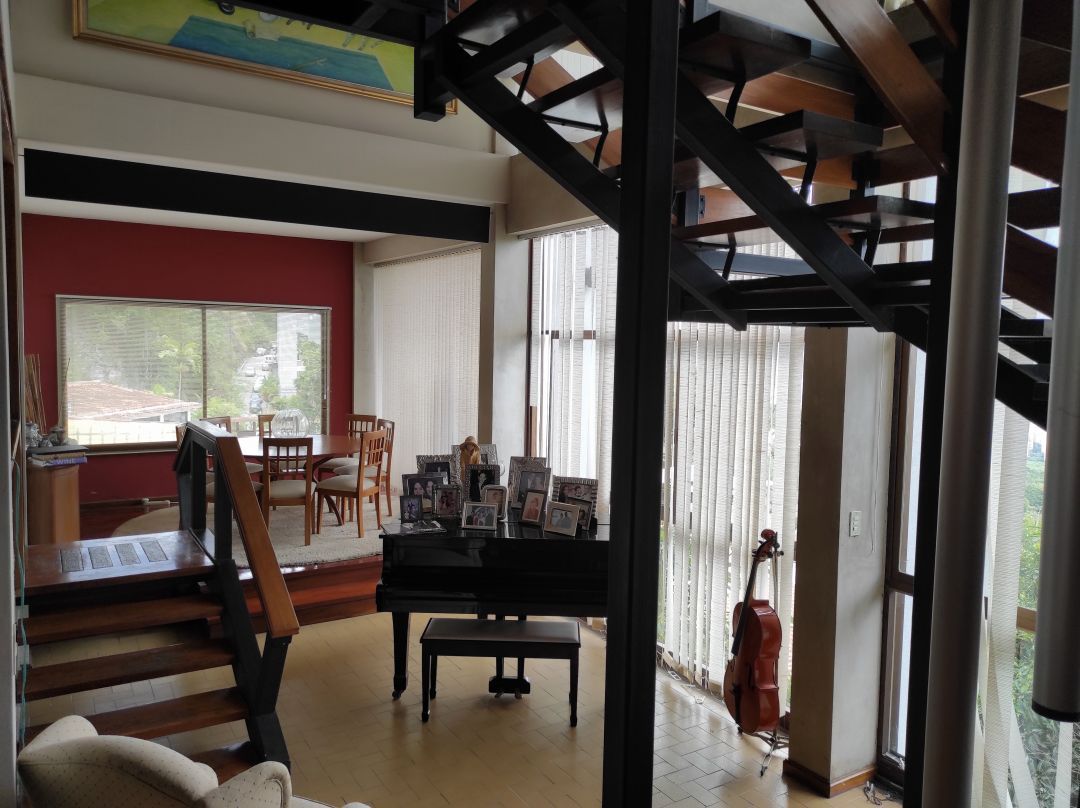 Venta Casa en Colinas de Santa Mnica, excelente oportunidad, edificacin de niveles, muy funcional, para remodelar, con vista sobre toda la ciudad.