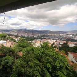 Venta Casa en Colinas de Santa Mnica, excelente oportunidad, edificacin de niveles, muy funcional, para remodelar, con vista sobre toda la ciudad.