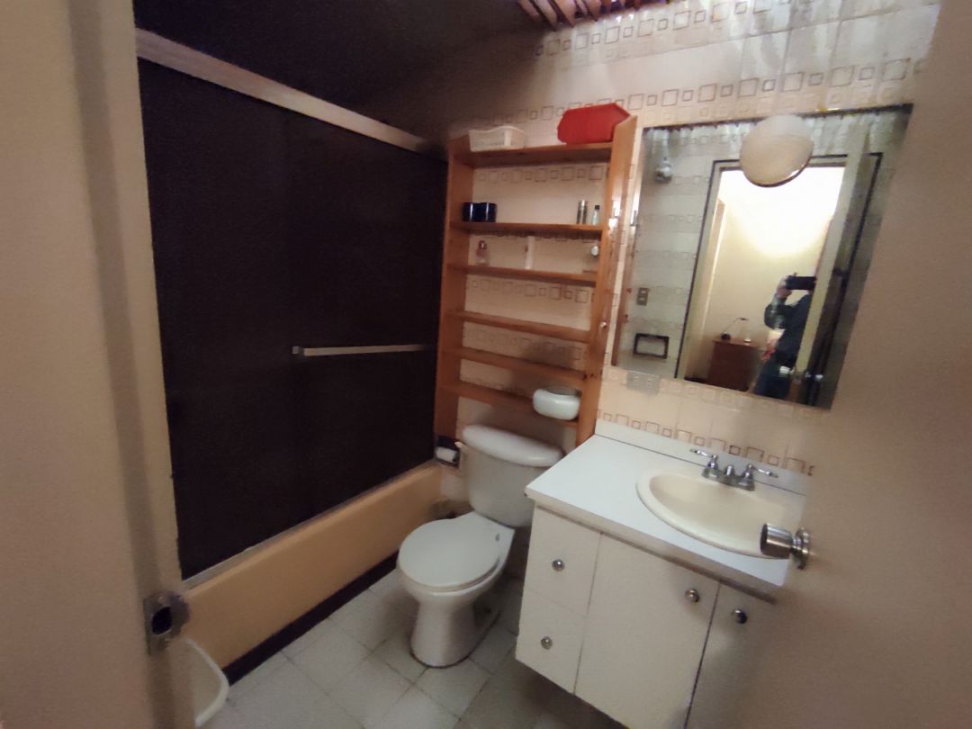 Venta Casa en Colinas de Santa Mnica, excelente oportunidad, edificacin de niveles, muy funcional, para remodelar, con vista sobre toda la ciudad.