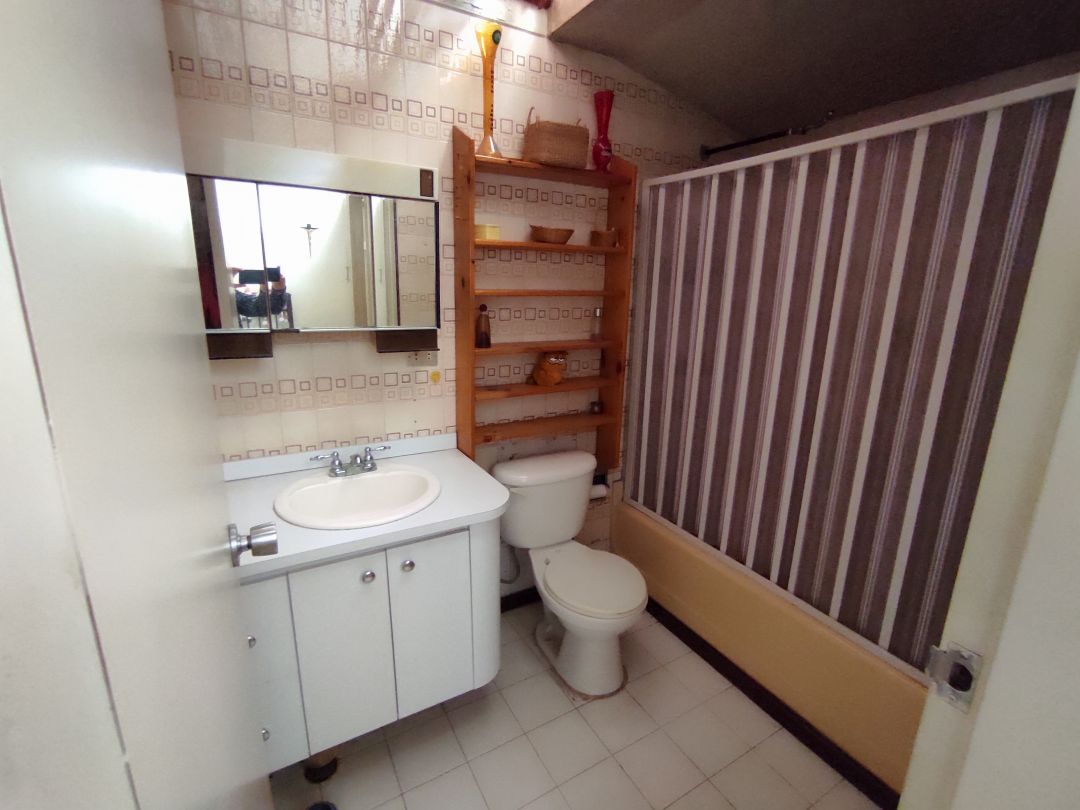 Venta Casa en Colinas de Santa Mnica, excelente oportunidad, edificacin de niveles, muy funcional, para remodelar, con vista sobre toda la ciudad.