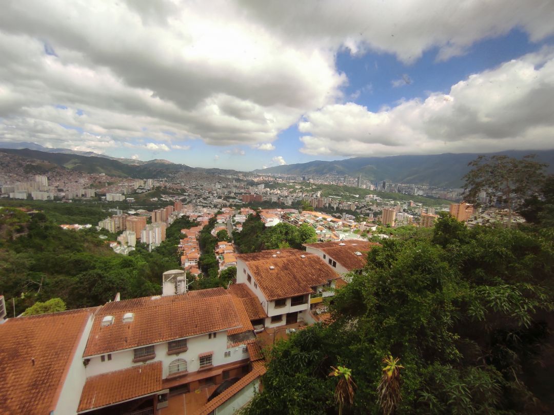 Venta Casa en Colinas de Santa Mnica, excelente oportunidad, edificacin de niveles, muy funcional, para remodelar, con vista sobre toda la ciudad.
