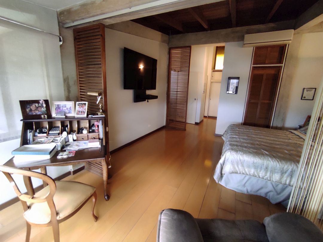 Venta Casa en Colinas de Santa Mnica, excelente oportunidad, edificacin de niveles, muy funcional, para remodelar, con vista sobre toda la ciudad.