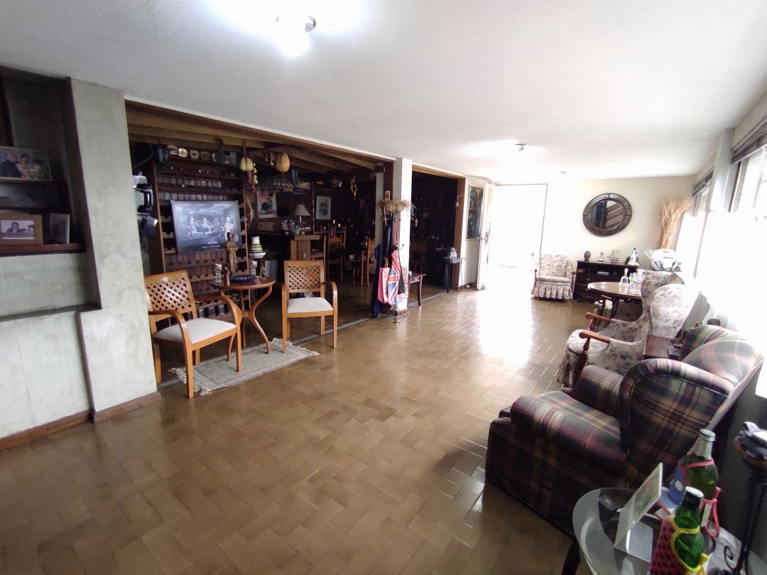 Venta Casa en Colinas de Santa Mnica, excelente oportunidad, edificacin de niveles, muy funcional, para remodelar, con vista sobre toda la ciudad.