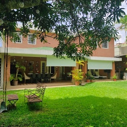 Acogedora casa en conjunto exclusivo con vigilancia y control de acceso en calle ciega.