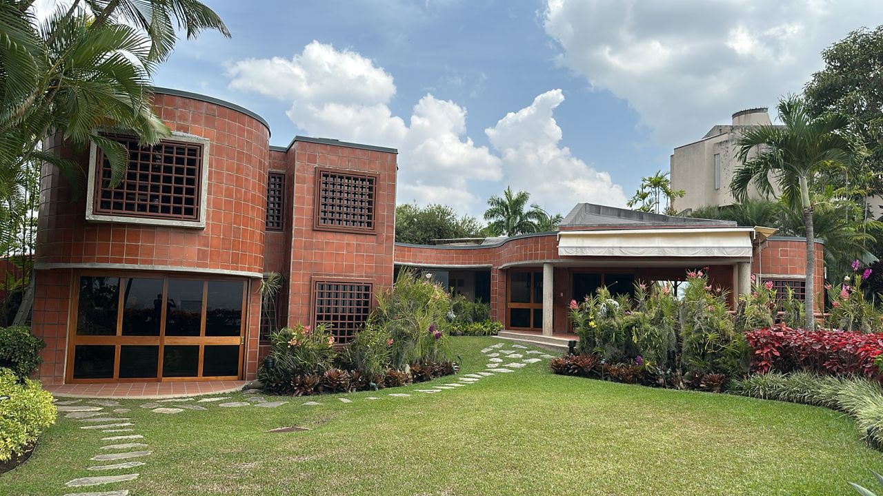 Se vende Casa en Lomas de Chuao, excelente y segura urbanizacin, en calle ciega, edificacin muy agradable con amplias reas sociales, jardn y vista espectacular a la ciudad y al Avila.