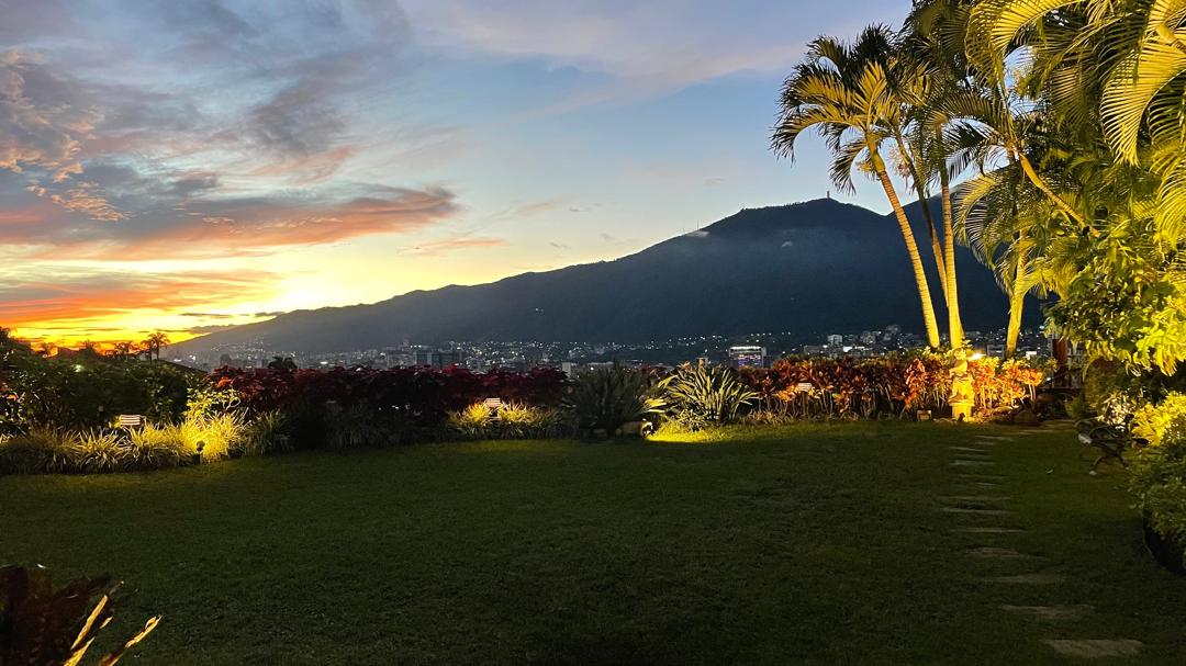 Se vende Casa en Lomas de Chuao, excelente y segura urbanizacin, en calle ciega, edificacin muy agradable con amplias reas sociales, jardn y vista espectacular a la ciudad y al Avila.