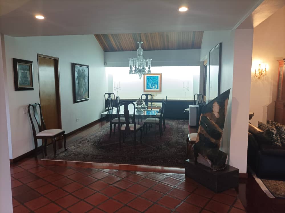 Se vende Casa en Lomas de Chuao, excelente y segura urbanizacin, en calle ciega, edificacin muy agradable con amplias reas sociales, jardn y vista espectacular a la ciudad y al Avila.