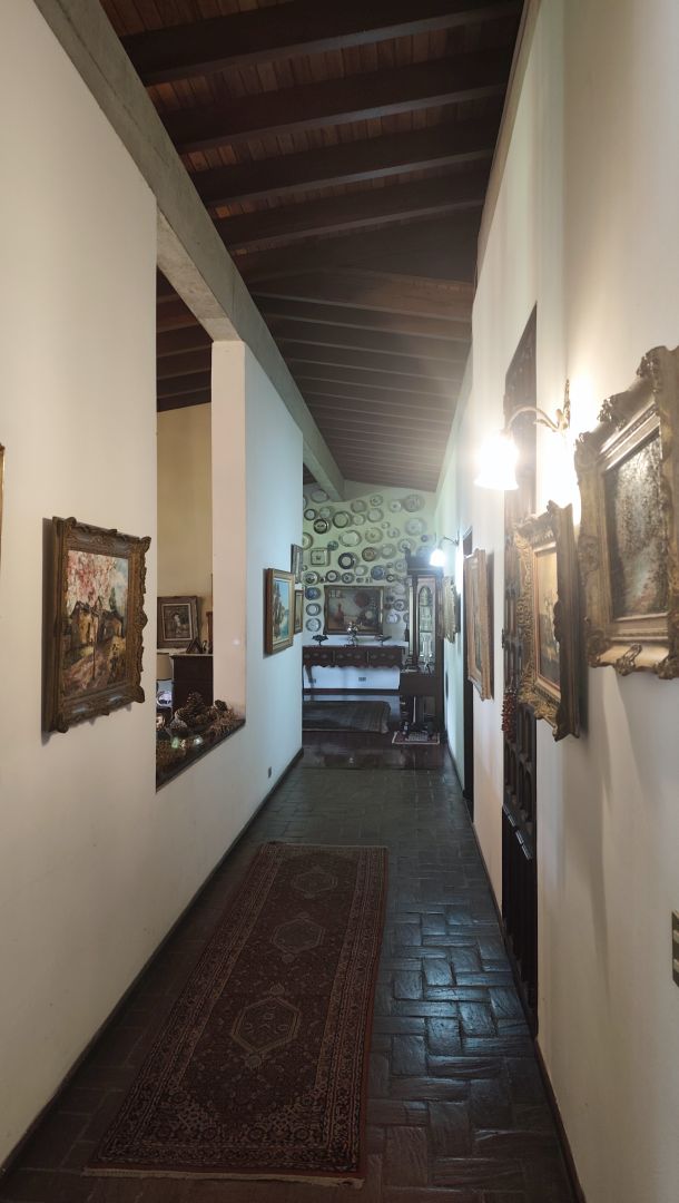 Se Vende para renovar, ubicada en el conjunto privado "Balcones de Anamigra", destacando por su extenso terreno y la posibilidad legal de desarrollar dos unidades de vivienda independientes en el mismo lote. El conjunto cuenta con estricto control de acceso. Vista panor�mica de m�s de 180 grados de la ciudad y el Avila.