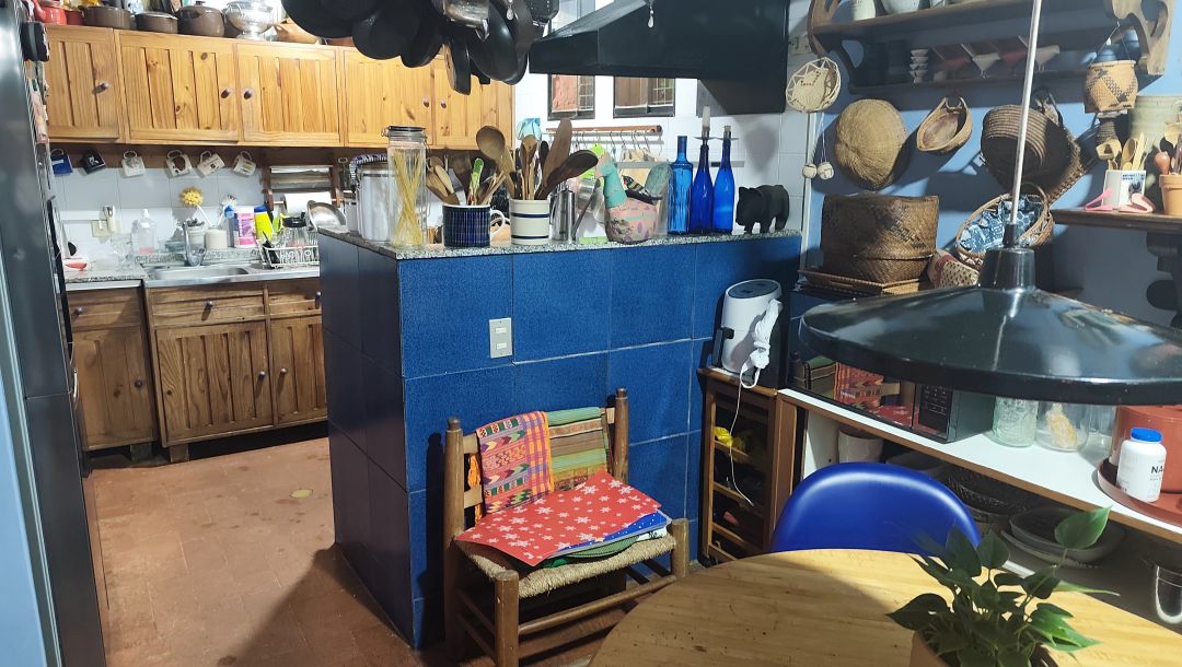 Se Vende para renovar, ubicada en el conjunto privado "Balcones de Anamigra", destacando por su extenso terreno y la posibilidad legal de desarrollar dos unidades de vivienda independientes en el mismo lote. El conjunto cuenta con estricto control de acceso. Vista panor�mica de m�s de 180 grados de la ciudad y el Avila.