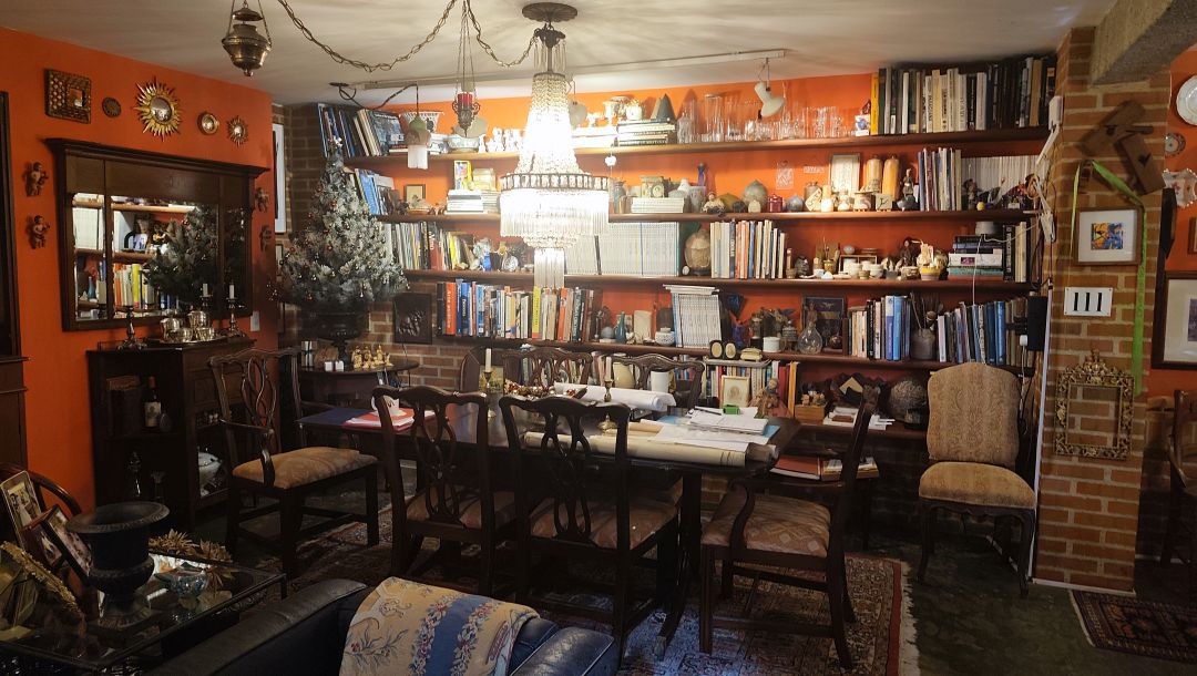 Se Vende para renovar, ubicada en el conjunto privado "Balcones de Anamigra", destacando por su extenso terreno y la posibilidad legal de desarrollar dos unidades de vivienda independientes en el mismo lote. El conjunto cuenta con estricto control de acceso. Vista panor�mica de m�s de 180 grados de la ciudad y el Avila.