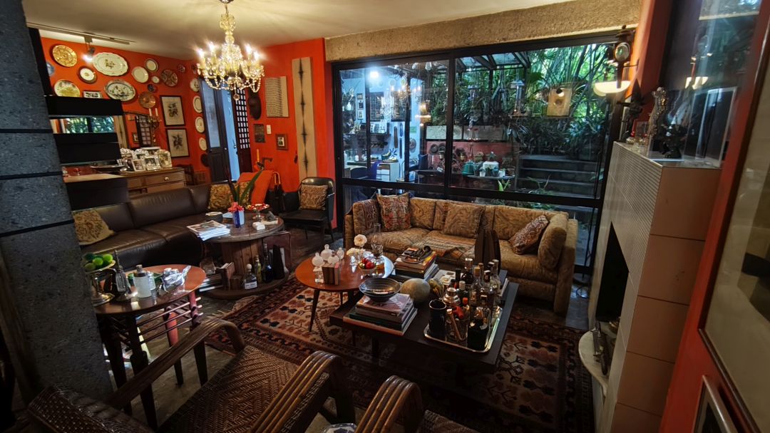 Se Vende para renovar, ubicada en el conjunto privado "Balcones de Anamigra", destacando por su extenso terreno y la posibilidad legal de desarrollar dos unidades de vivienda independientes en el mismo lote. El conjunto cuenta con estricto control de acceso. Vista panor�mica de m�s de 180 grados de la ciudad y el Avila.