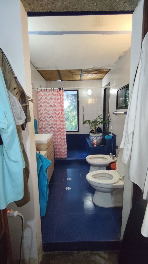 Se Vende para renovar, ubicada en el conjunto privado "Balcones de Anamigra", destacando por su extenso terreno y la posibilidad legal de desarrollar dos unidades de vivienda independientes en el mismo lote. El conjunto cuenta con estricto control de acceso. Vista panor�mica de m�s de 180 grados de la ciudad y el Avila.