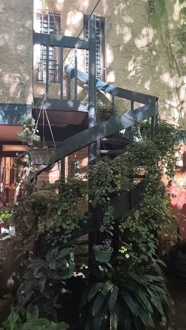 Se Vende para renovar, ubicada en el conjunto privado "Balcones de Anamigra", destacando por su extenso terreno y la posibilidad legal de desarrollar dos unidades de vivienda independientes en el mismo lote. El conjunto cuenta con estricto control de acceso. Vista panor�mica de m�s de 180 grados de la ciudad y el Avila.