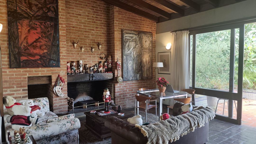 Se Vende para renovar, ubicada en el conjunto privado "Balcones de Anamigra", destacando por su extenso terreno y la posibilidad legal de desarrollar dos unidades de vivienda independientes en el mismo lote. El conjunto cuenta con estricto control de acceso. Vista panor�mica de m�s de 180 grados de la ciudad y el Avila.