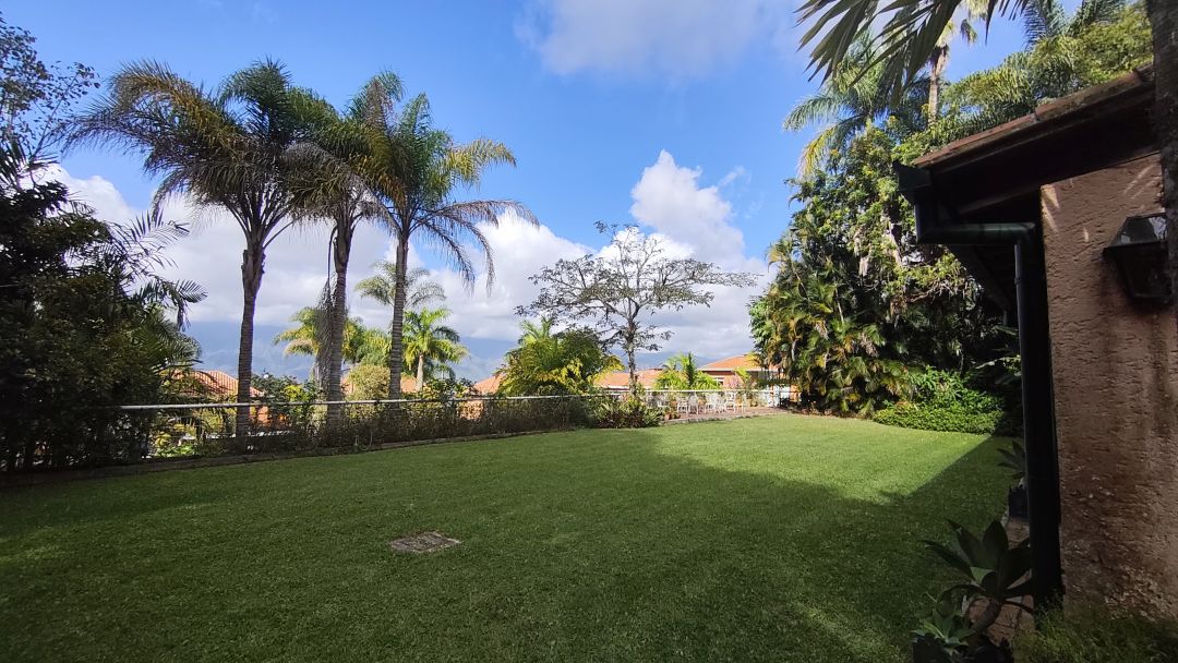 Se Vende para renovar, ubicada en el conjunto privado "Balcones de Anamigra", destacando por su extenso terreno y la posibilidad legal de desarrollar dos unidades de vivienda independientes en el mismo lote. El conjunto cuenta con estricto control de acceso. Vista panor�mica de m�s de 180 grados de la ciudad y el Avila.