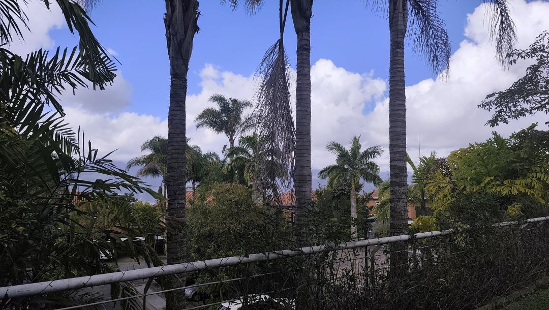 Se Vende para renovar, ubicada en el conjunto privado "Balcones de Anamigra", destacando por su extenso terreno y la posibilidad legal de desarrollar dos unidades de vivienda independientes en el mismo lote. El conjunto cuenta con estricto control de acceso. Vista panor�mica de m�s de 180 grados de la ciudad y el Avila.