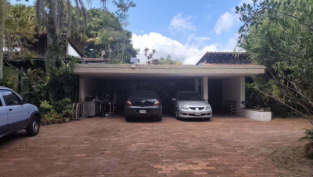 Se Vende para renovar, ubicada en el conjunto privado "Balcones de Anamigra", destacando por su extenso terreno y la posibilidad legal de desarrollar dos unidades de vivienda independientes en el mismo lote. El conjunto cuenta con estricto control de acceso. Vista panor�mica de m�s de 180 grados de la ciudad y el Avila.