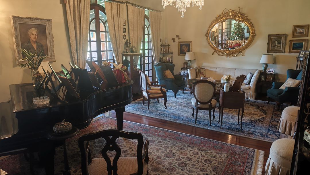 Se Vende para renovar, ubicada en el conjunto privado "Balcones de Anamigra", destacando por su extenso terreno y la posibilidad legal de desarrollar dos unidades de vivienda independientes en el mismo lote. El conjunto cuenta con estricto control de acceso. Vista panor�mica de m�s de 180 grados de la ciudad y el Avila.