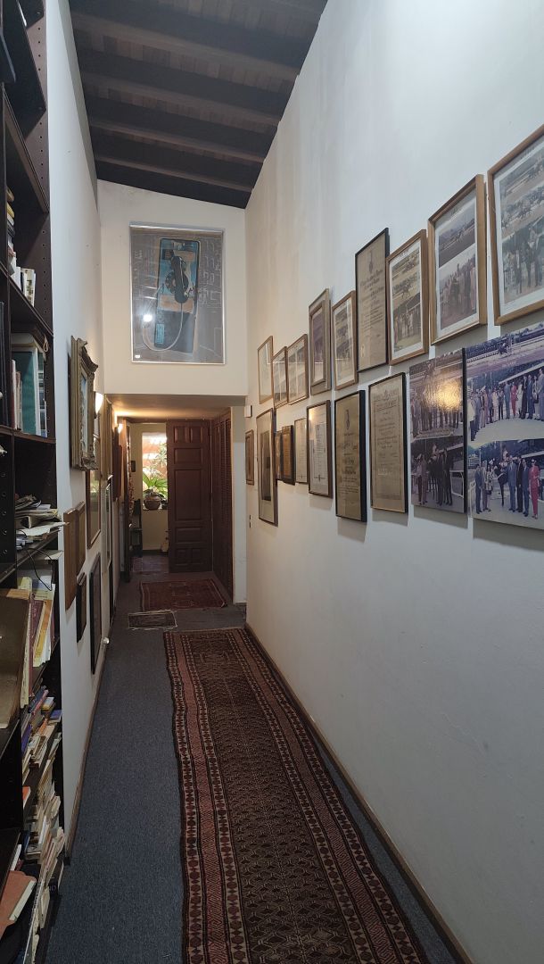 Se Vende para renovar, ubicada en el conjunto privado "Balcones de Anamigra", destacando por su extenso terreno y la posibilidad legal de desarrollar dos unidades de vivienda independientes en el mismo lote. El conjunto cuenta con estricto control de acceso. Vista panor�mica de m�s de 180 grados de la ciudad y el Avila.