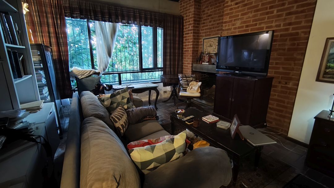 Se Vende para renovar, ubicada en el conjunto privado "Balcones de Anamigra", destacando por su extenso terreno y la posibilidad legal de desarrollar dos unidades de vivienda independientes en el mismo lote. El conjunto cuenta con estricto control de acceso. Vista panor�mica de m�s de 180 grados de la ciudad y el Avila.