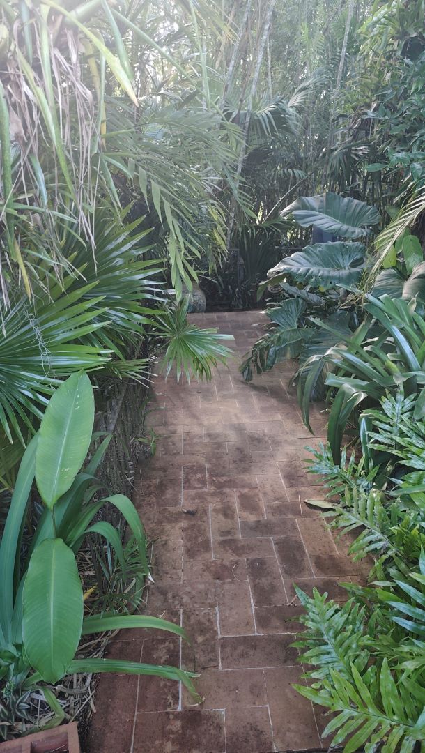 Se Vende para renovar, ubicada en el conjunto privado "Balcones de Anamigra", destacando por su extenso terreno y la posibilidad legal de desarrollar dos unidades de vivienda independientes en el mismo lote. El conjunto cuenta con estricto control de acceso. Vista panor�mica de m�s de 180 grados de la ciudad y el Avila.