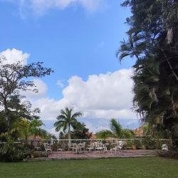 Se Vende para renovar, ubicada en el conjunto privado "Balcones de Anamigra", destacando por su extenso terreno y la posibilidad legal de desarrollar dos unidades de vivienda independientes en el mismo lote. El conjunto cuenta con estricto control de acceso. Vista panor�mica de m�s de 180 grados de la ciudad y el Avila.