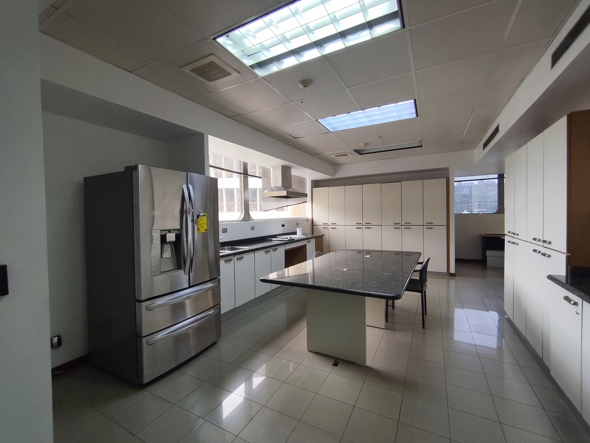 En venta.Oficina piso completo (507m2) en la Torre ABA de Las Mercedes, excelente ubicación, vista panorámica de la ciudad y el Avila.