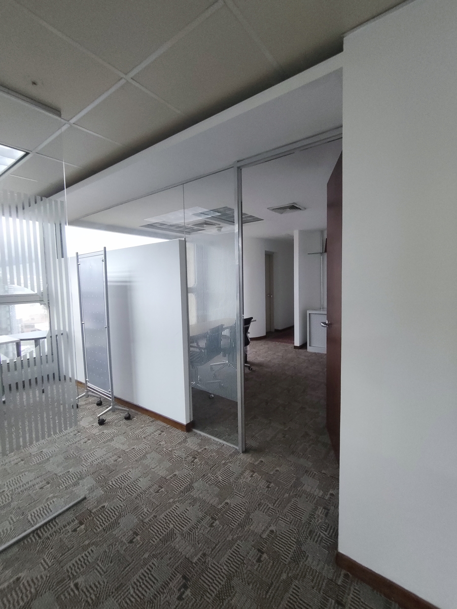 En venta.Oficina piso completo (507m2) en la Torre ABA de Las Mercedes, excelente ubicación, vista panorámica de la ciudad y el Avila.